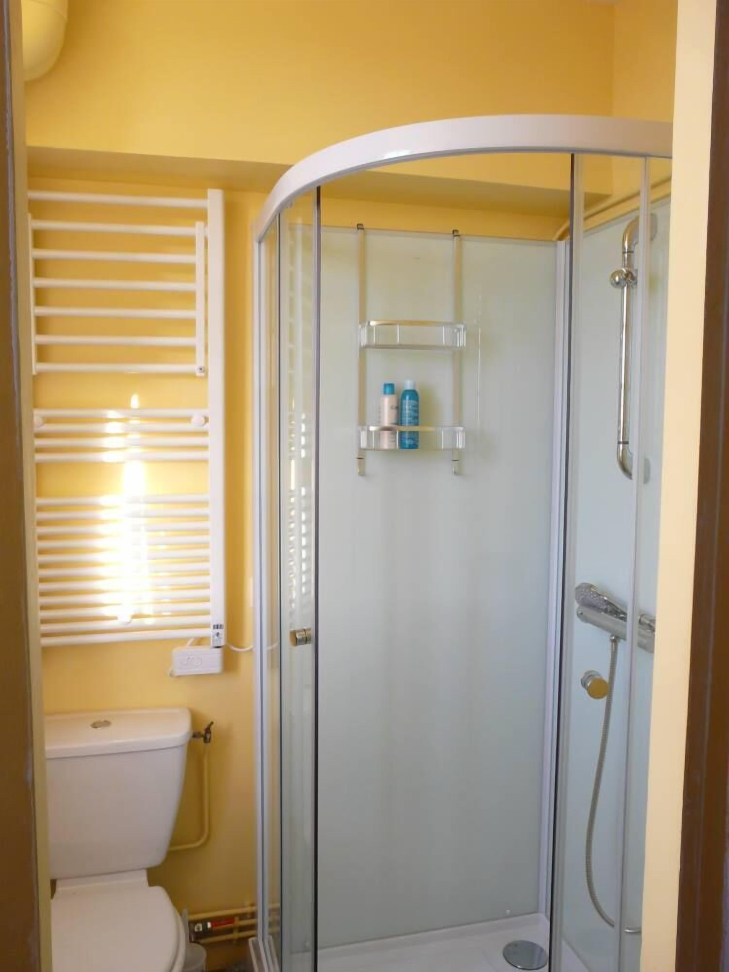 Douche, sèche-cheveux, serviettes fournies, savon