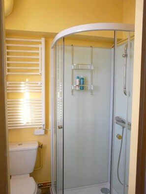 Douche, sĂšche-cheveux, serviettes fournies, savon