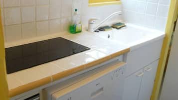Geladeira, micro-ondas, fogĂŁo, cooktop