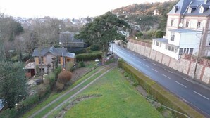 Un quartier résidentiel avec des maisons, une route et un champ d’herbe.