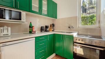 Frigorífico y placa de cocina