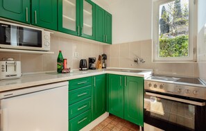 Refrigerador, microondas, parrilla de estufa y utensilios de cocina 