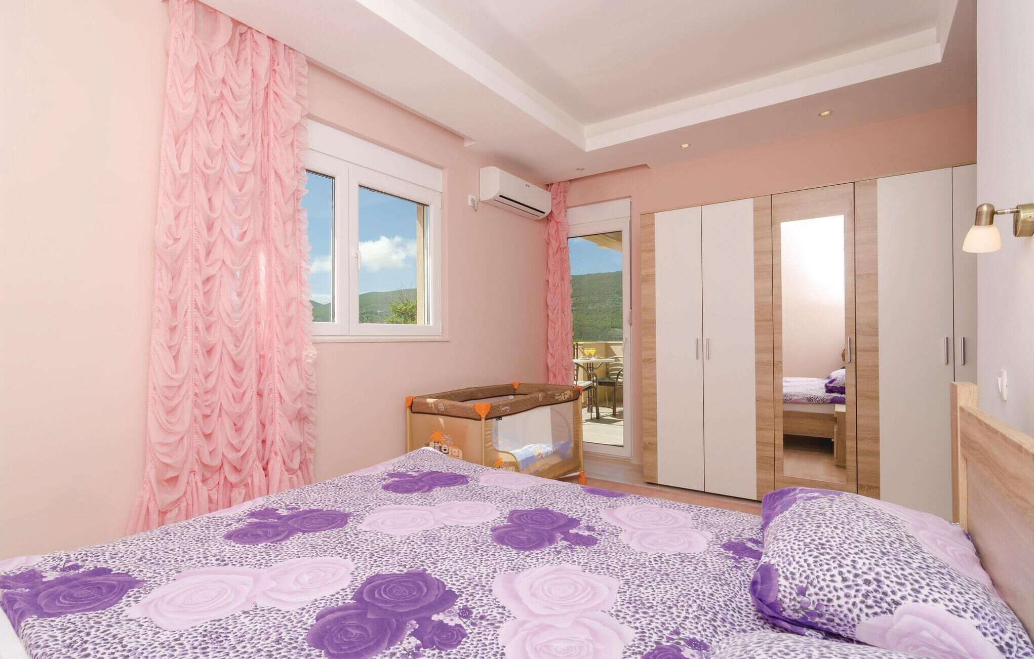 3 bedrooms, free WiFi, bed sheets