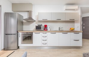 Réfrigérateur, plaque de cuisson, lave-vaisselle, cafetière/bouilloire