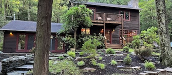 Hermosa y tranquila casa de montaña en Woodstock con bañera de hidromasaje y ping pong