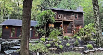 Beautiful, Tranquil Woodstock Mountain House in the Middle of 4 Wooded Acres