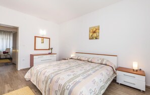 3 bedrooms, travel cot, free WiFi, bed sheets