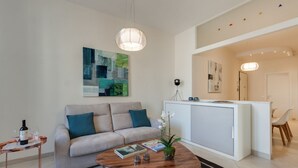 Una sala de estar moderna con sofá, mesa de centro y obras de arte.