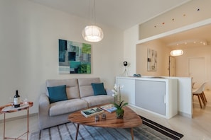 Un salon moderne avec un canapé, une table basse et des œuvres d’art.
