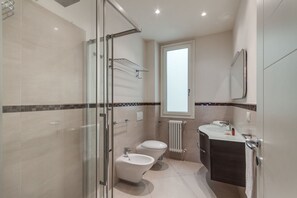 Dusch, hårtork och handdukar