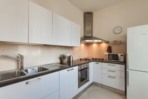 Een koelkast, een magnetron, een oven, een kookplaat