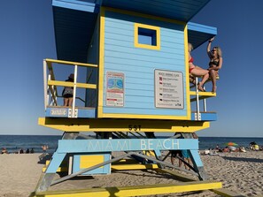 Une tour de surveillance des plages, avec un panneau indiquant les consignes de sécurité, située sur la plage de Miami.