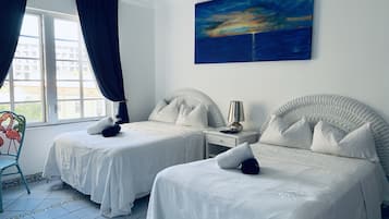 1 chambre, bureau, fer et planche Ă repasser, lit parapluie