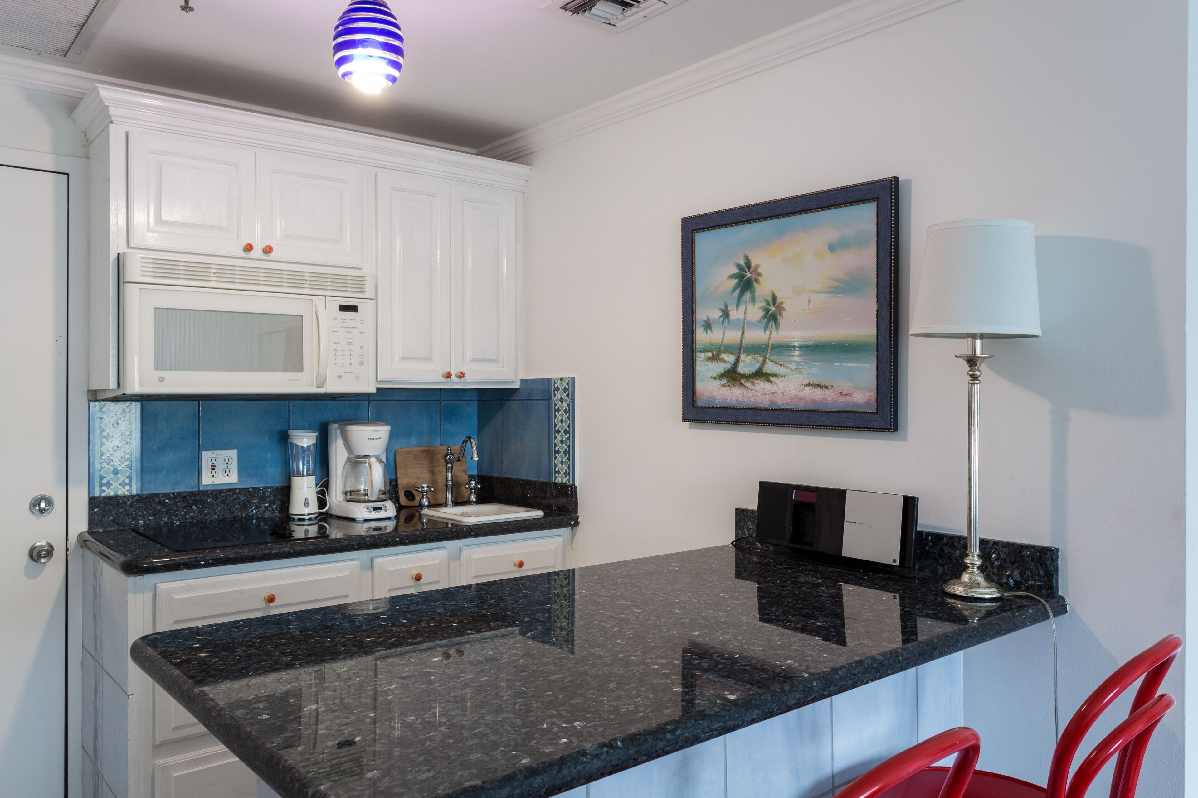 Réfrigérateur, micro-ondes, plaque de cuisson, lave-vaisselle