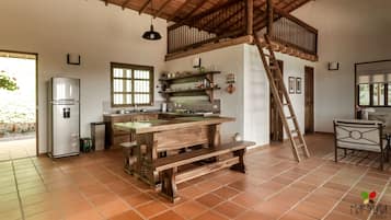 Refrigerador, parrilla de estufa, cafetera y tetera y tetera eléctrica