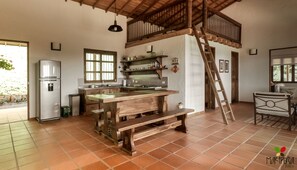 Réfrigérateur, plaque de cuisson, cafetiÚre/bouilloire