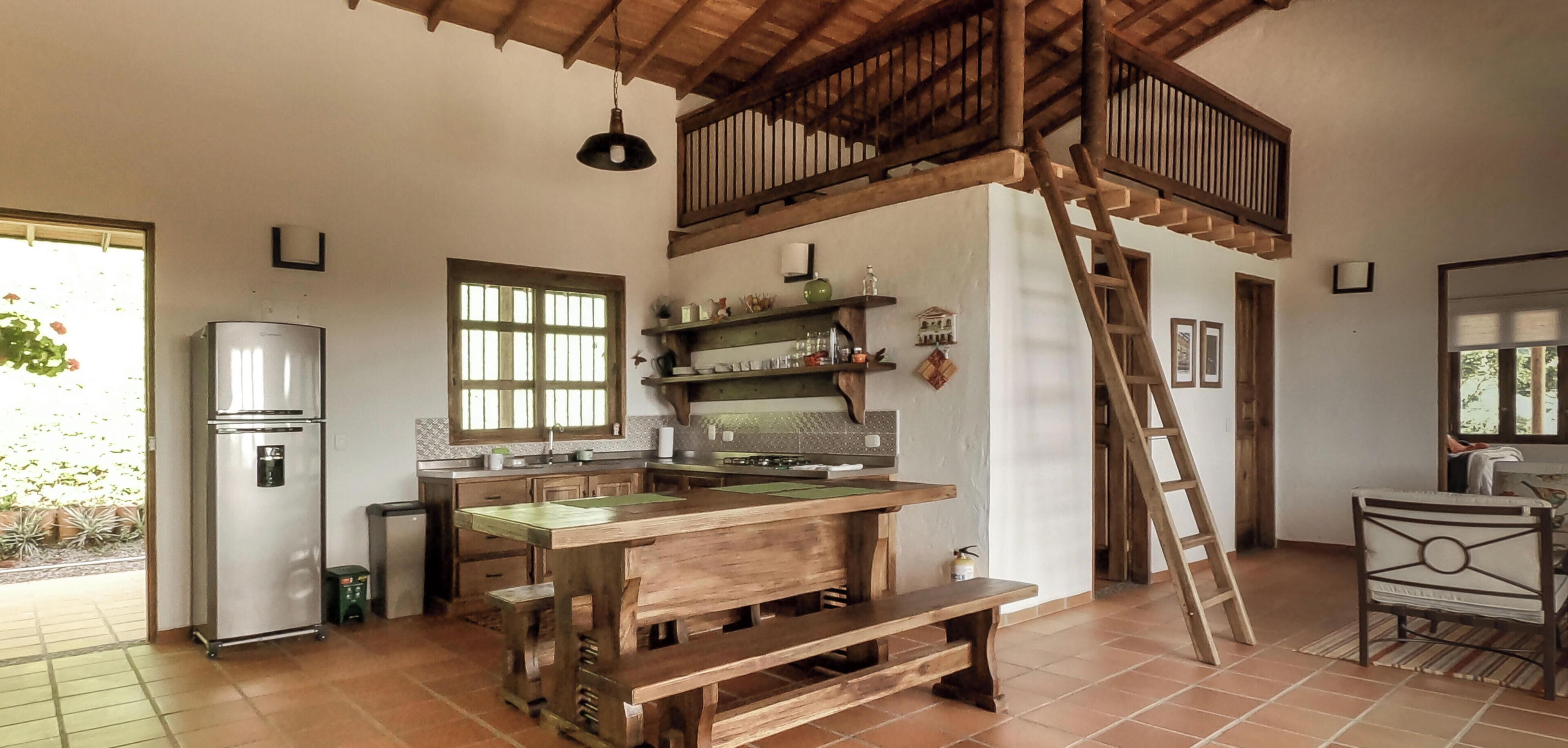 Geladeira, cooktop, cafeteira/chaleira, chaleira elétrica