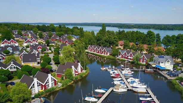 Un quartier résidentiel au bord du lac, avec des maisons et un port de plaisance.