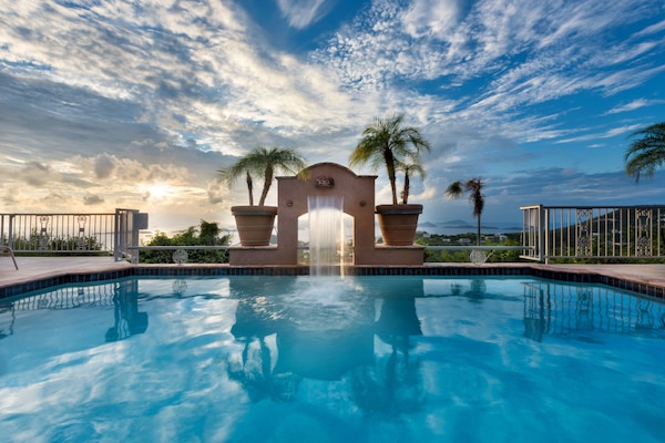 Welcome to Villa Capiz. View Sunsets from the Pool