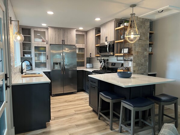 Kühlschrank, Mikrowelle, Ofen, Herdplatte