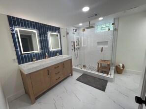 Ensemble douche/baignoire, serviettes fournies, savon, papier toilette