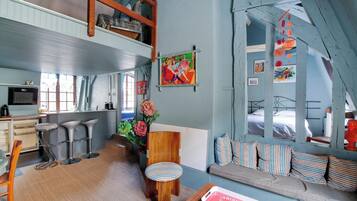 2 bedrooms, iron/ironing board, travel cot, free WiFi