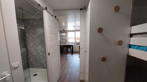 A hotel room with a shower, a balcony, and a view of the outside. - Studio in Vallandry, 4 ppl, near lifts, pets allowed (Peisey-Vallandry)