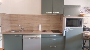 A compact kitchen with a dishwasher, a microwave, and a sink. - Studio in Vallandry, 4 ppl, near lifts, pets allowed (Peisey-Vallandry)