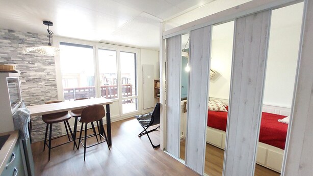 A modern apartment with a kitchen, dining area, and a bedroom with a red bedspread. - Studio in Vallandry, 4 ppl, near lifts, pets allowed (Peisey-Vallandry)