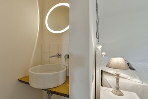 Douche, sèche-cheveux, bidet, serviettes fournies