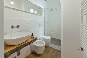 Shower, hair dryer, bidet, towels - Apartments Florence - Oltrarno Elegance (Firenze)