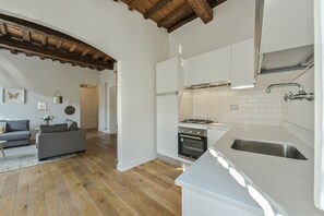 Frigorifero, microonde, forno, piano cottura