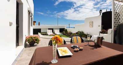 Apartamento con terraza privada en villa, hermosa vista al mar y montaña