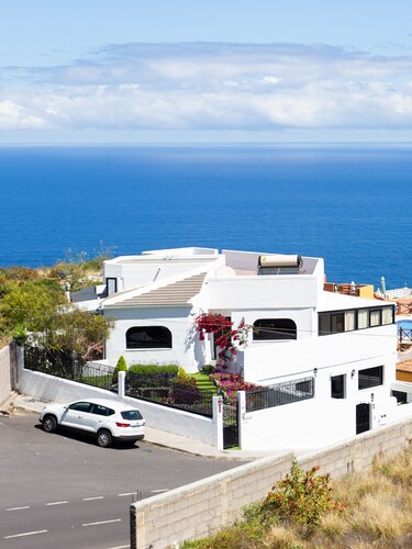 Wohnung mit privater Terrasse in der Villa, schöne Aussicht auf das Meer