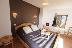 5 sovrum, skrivbord, strykjärn/strykbräda och resesäng