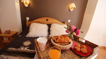 5 slaapkamers, een bureau, een strijkplank/strijkijzer, reisbedje