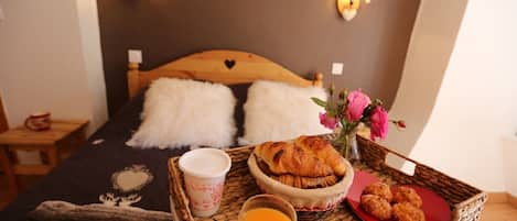 5 habitaciones, escritorio y tabla de planchar con plancha