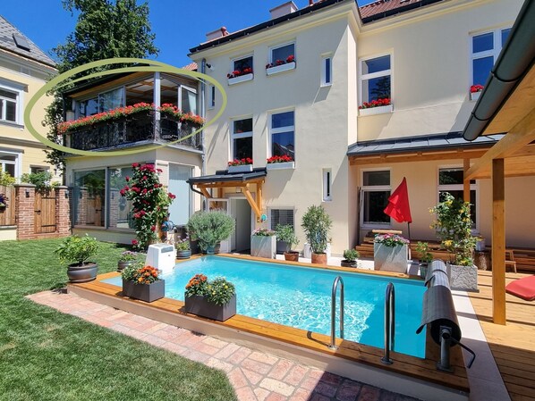 Una propietat residencial amb piscina, terrassa coberta i jardí.
