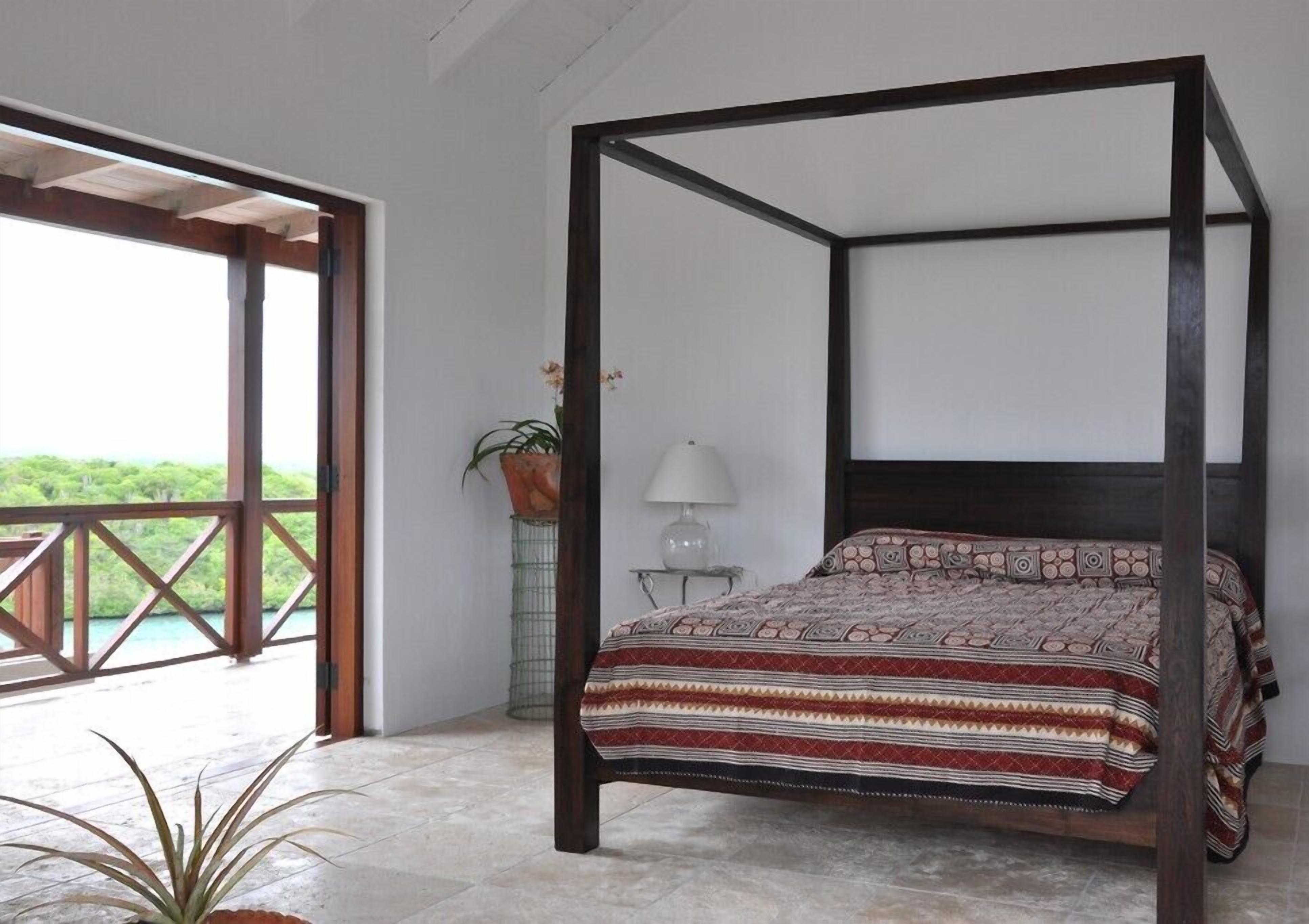 4 間睡房、房內夾萬、熨斗/熨衫板、可攜式嬰兒床