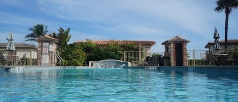 Una piscina al aire libre, una piscina climatizada