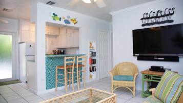 Televisie, een dvd-speler, boeken en een muziekbibliotheek