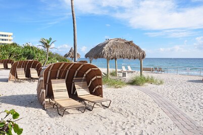 Resort Villa, Private Oceanfront Beach, Heated Pool, IntraCoastal Gathering