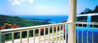 Studio avec terrasse plein de charme avec vue panoramique sur montagne et mer. 