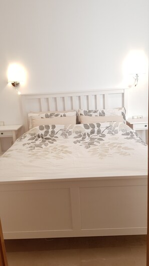 4 bedrooms, iron/ironing board, Internet, bed sheets