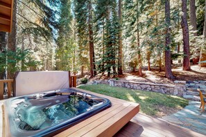Outdoor spa tub - Spacious house with private hot tub (Truckee)