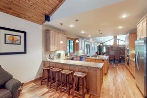 Fridge, microwave, oven, stovetop - Spacious house with private hot tub (Truckee)