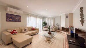 Smart TV, fireplace, DVD player