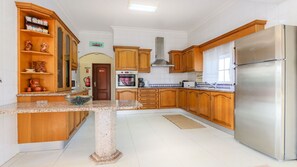 JÀÀkaappi, mikroaaltouuni, uuni, liesi