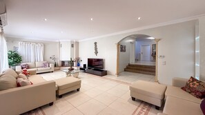 Smart TV, fireplace, DVD player