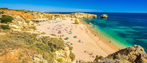 Una spiaggia nelle vicinanze, lettini da mare